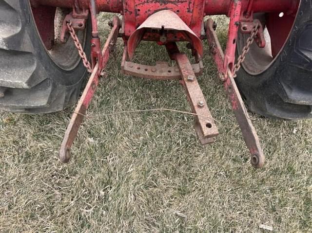 Image of International Harvester B-275 equipment image 4