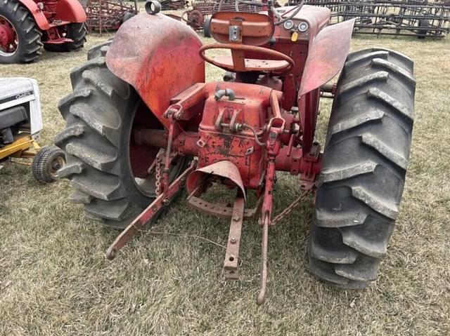Image of International Harvester B-275 equipment image 3