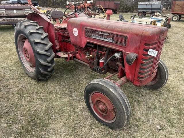 Image of International Harvester B-275 equipment image 2