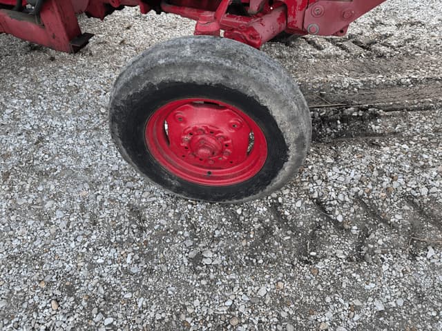 Image of International Harvester 340 equipment image 4