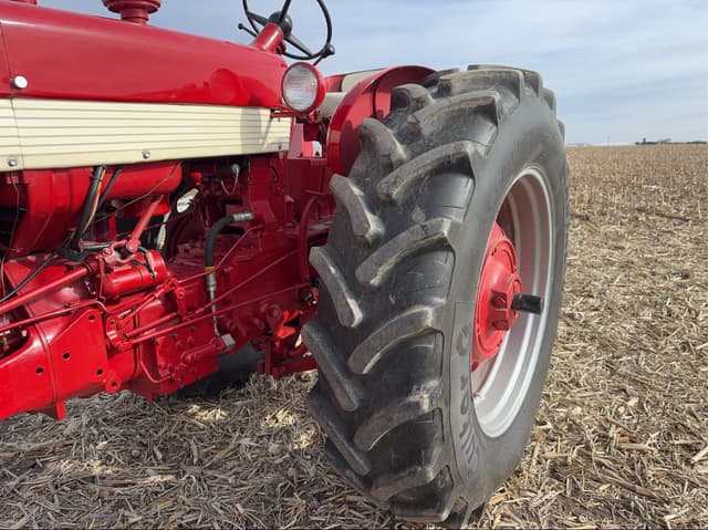 Image of International Harvester 460 equipment image 4