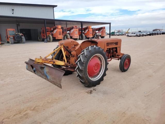 Image of International Harvester B-275 equipment image 4