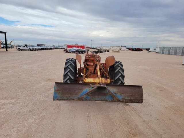 Image of International Harvester B-275 equipment image 3