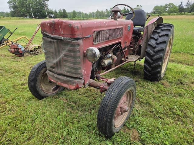 Image of International Harvester B-275 equipment image 2