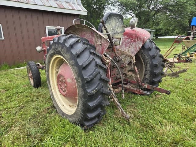 Image of International Harvester B-275 equipment image 4
