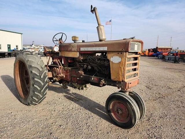 Image of International Harvester 560 equipment image 1