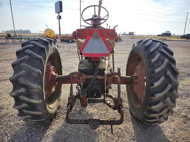 Image of International Harvester 560 equipment image 4