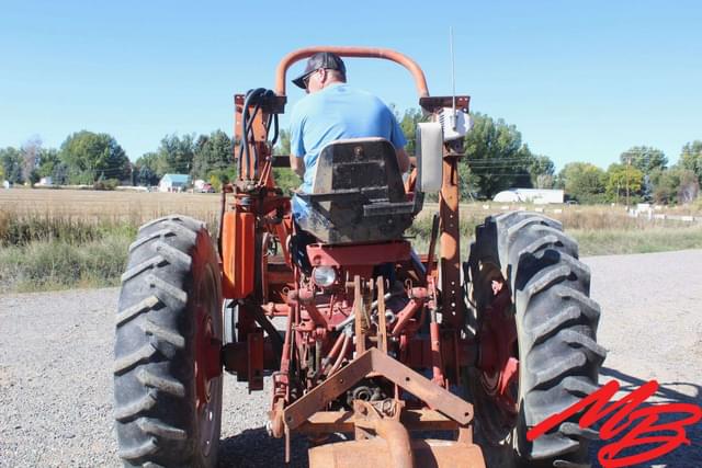Image of Farmall 560  equipment image 3