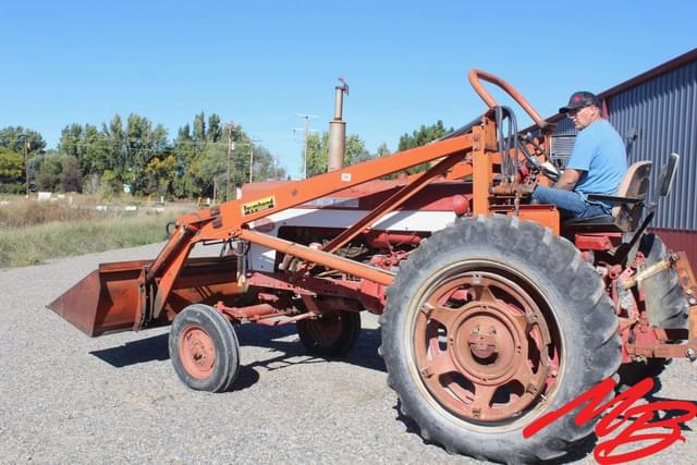 Image of Farmall 560  equipment image 2