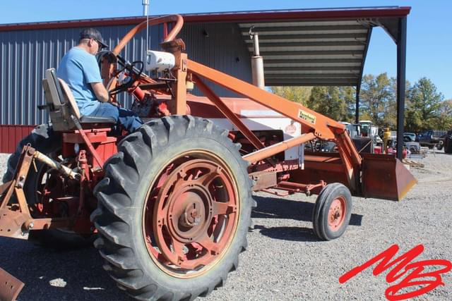 Image of Farmall 560  equipment image 4