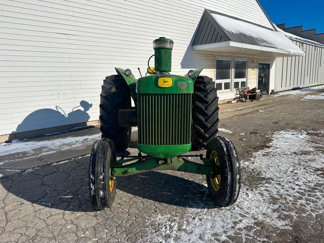 Image of John Deere 830 equipment image 1