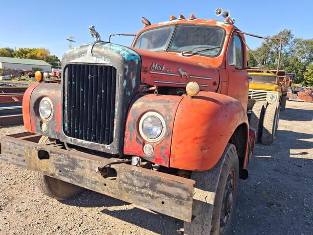 Image of Mack B462S equipment image 2