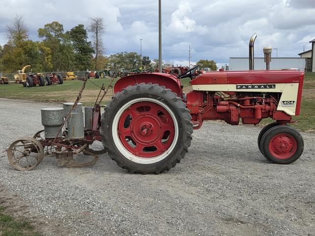 Image of Farmall 404 equipment image 3