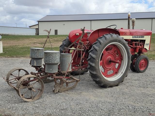 Image of Farmall 404 equipment image 4