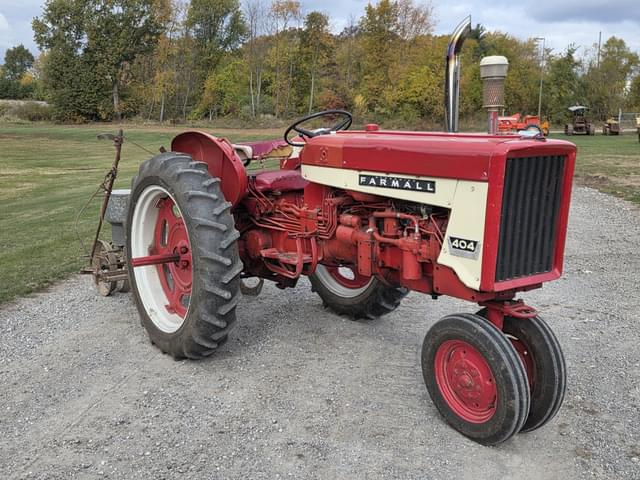 Image of Farmall 404 equipment image 2
