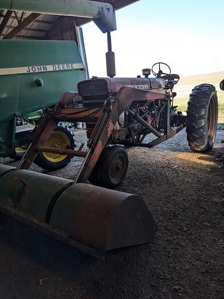 Image of Farmall 560  equipment image 3