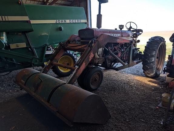 Image of Farmall 560  equipment image 1