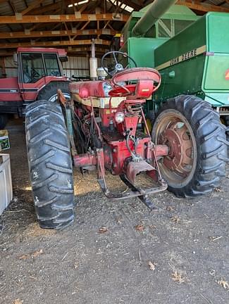 Image of Farmall 560  equipment image 4