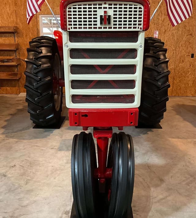Image of Farmall 560  equipment image 1