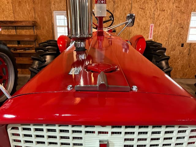 Image of Farmall 560  equipment image 3