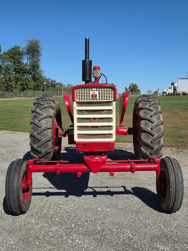 Image of Farmall 560  equipment image 1