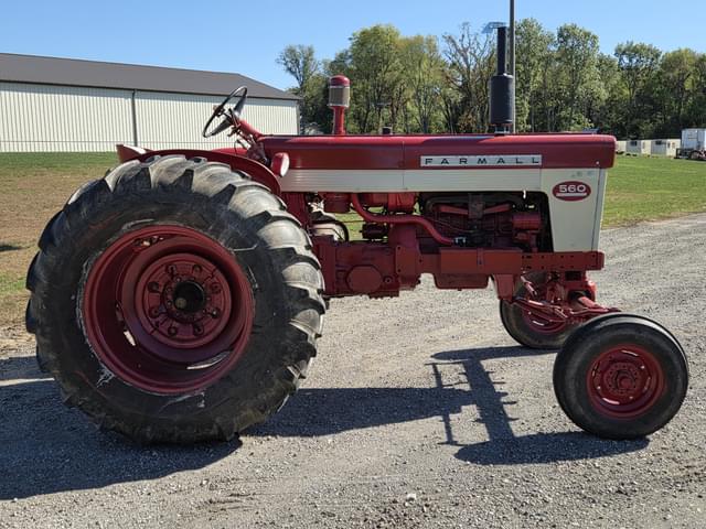 Image of Farmall 560  equipment image 3