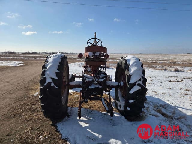 Image of Farmall 560  equipment image 4