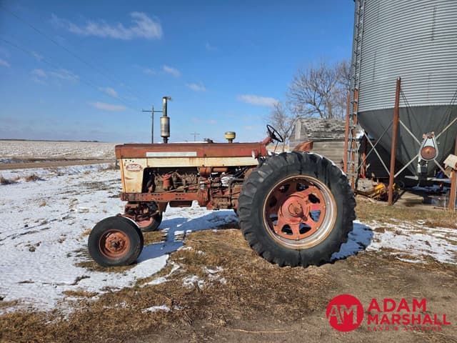 Image of Farmall 560  equipment image 2