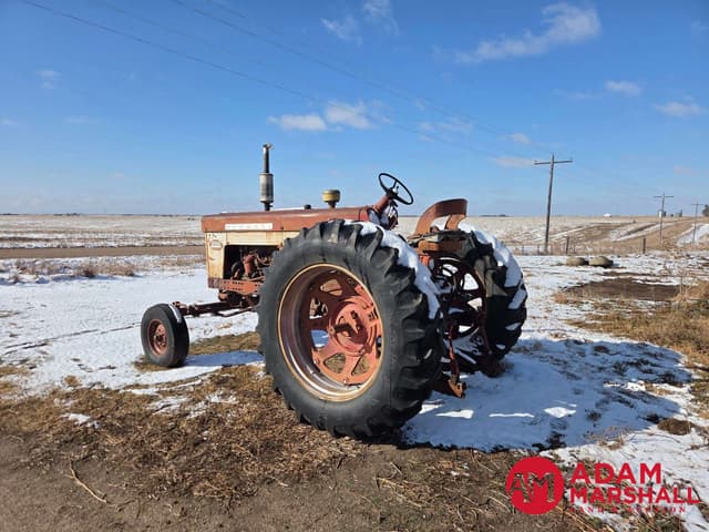 Image of Farmall 560  equipment image 3
