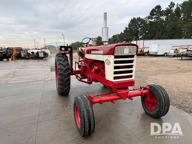 Image of Farmall 560  equipment image 3