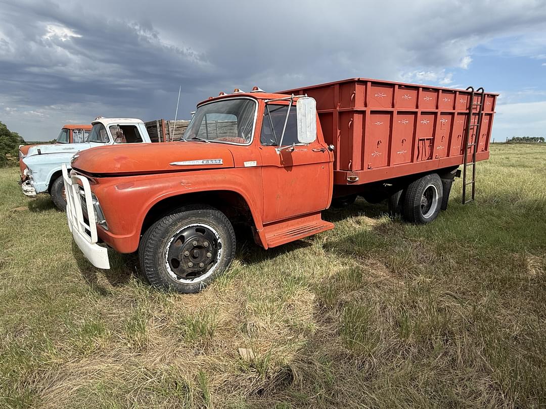 Image of Ford F-600 Primary image