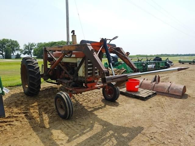 Image of International Harvester 560 equipment image 1