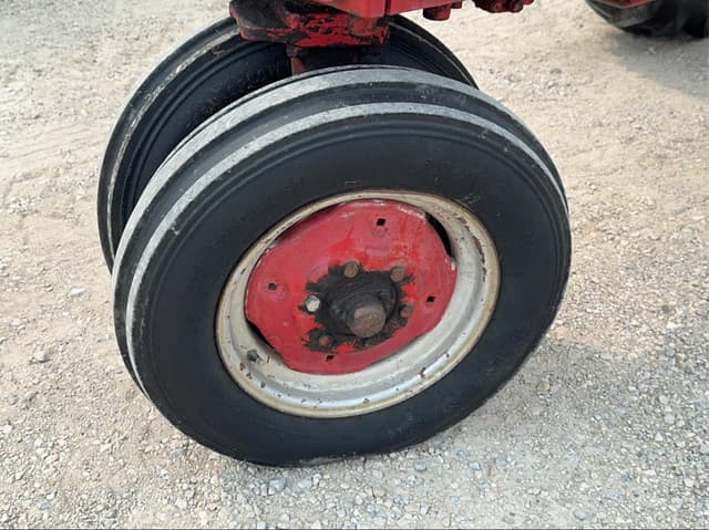 Image of Farmall 460 equipment image 2