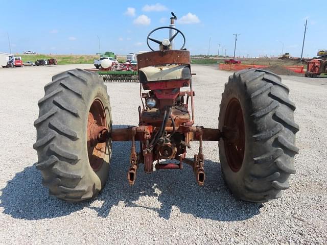 Image of International Harvester 560 equipment image 4