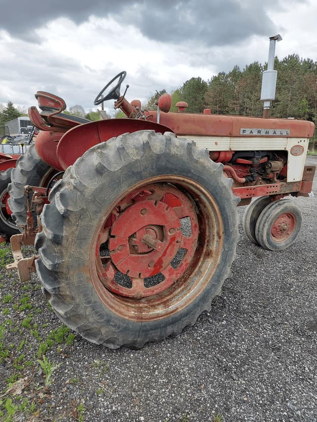 Image of International Harvester 560 equipment image 2