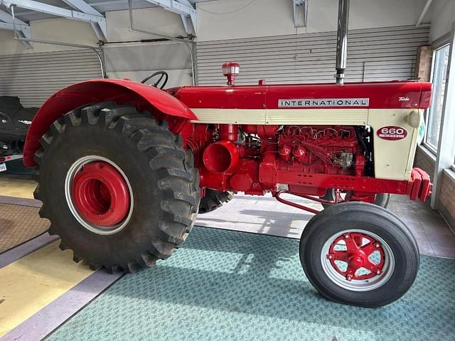 Image of International Harvester 660 equipment image 1