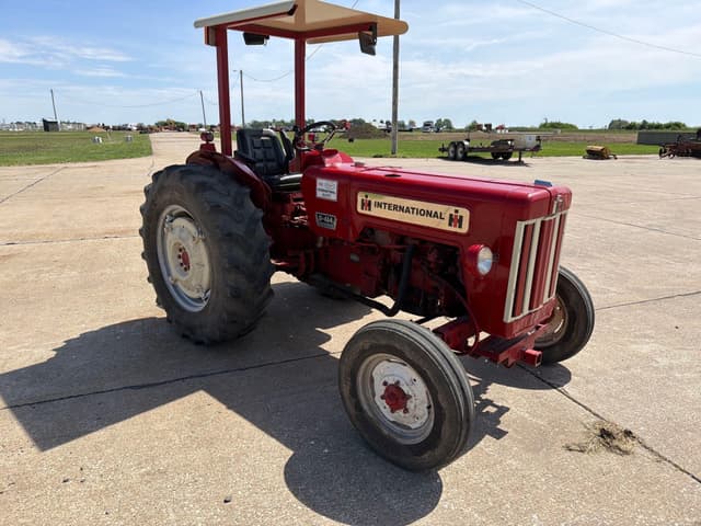 Image of International Harvester B-414 equipment image 2