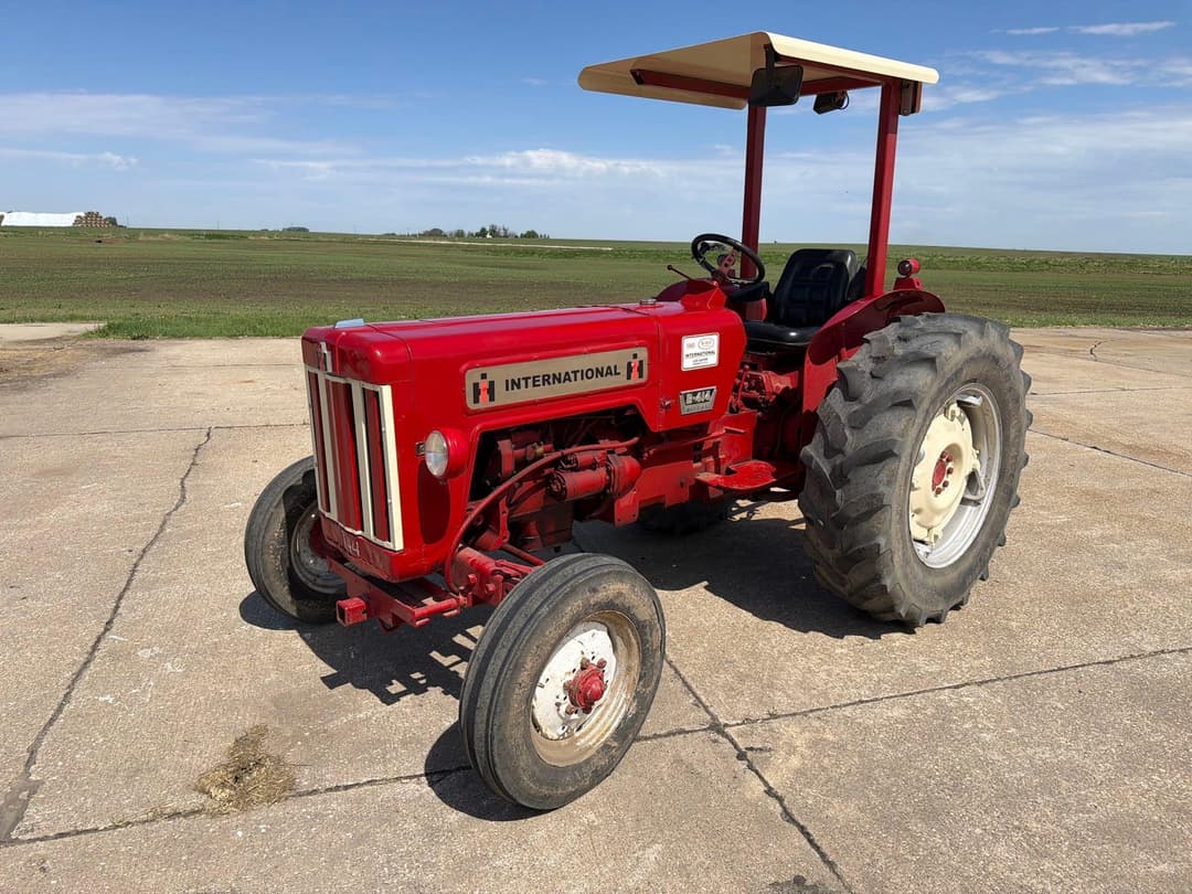 Image of International Harvester B-414 Primary image
