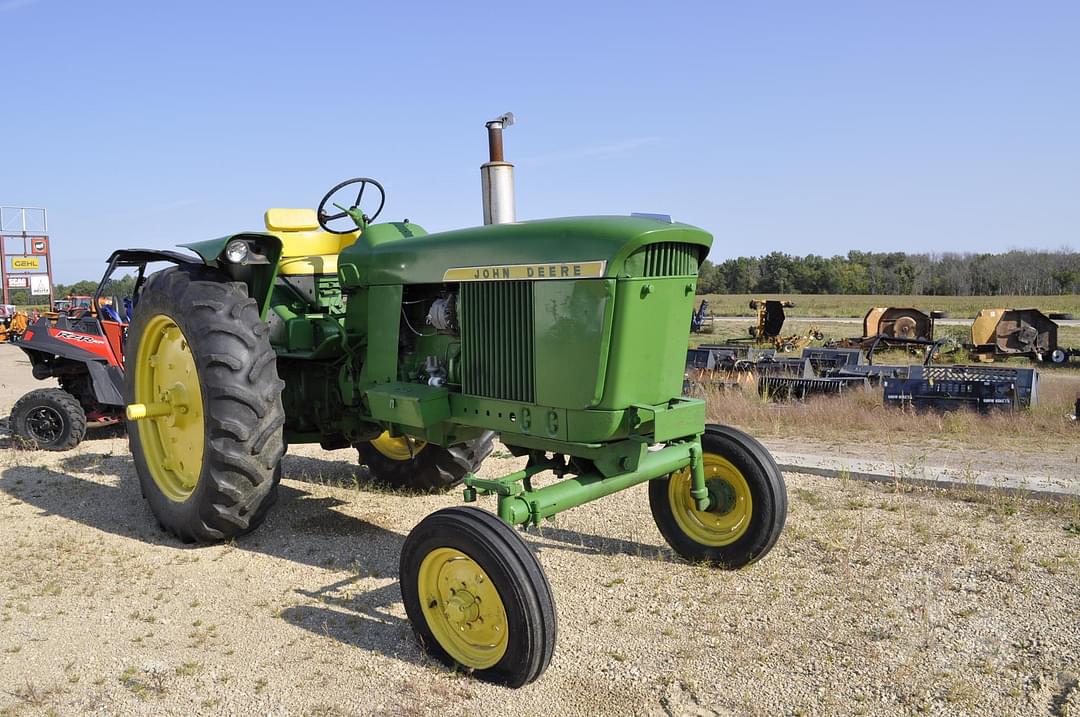 Image of John Deere 3010 Image 0