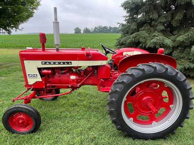 Image of Farmall 404 equipment image 2