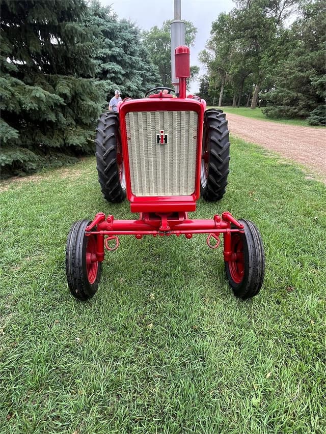 Image of Farmall 404 equipment image 1