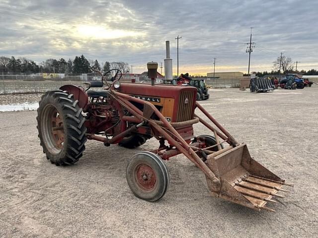 Image of Farmall 504 equipment image 2