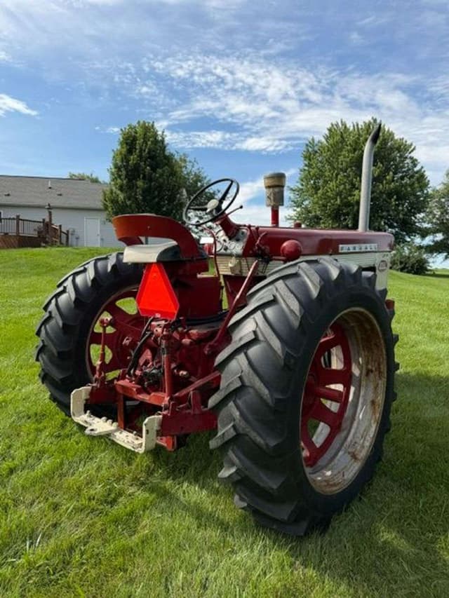 Image of Farmall 560  equipment image 3