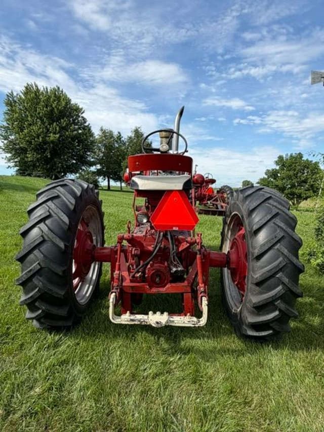 Image of Farmall 560  equipment image 2