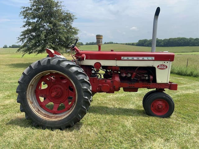 Image of Farmall 560  equipment image 2