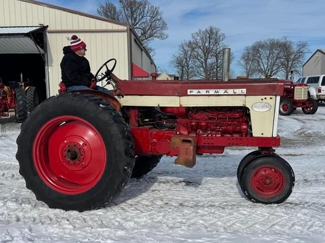 Image of Farmall 560  equipment image 1