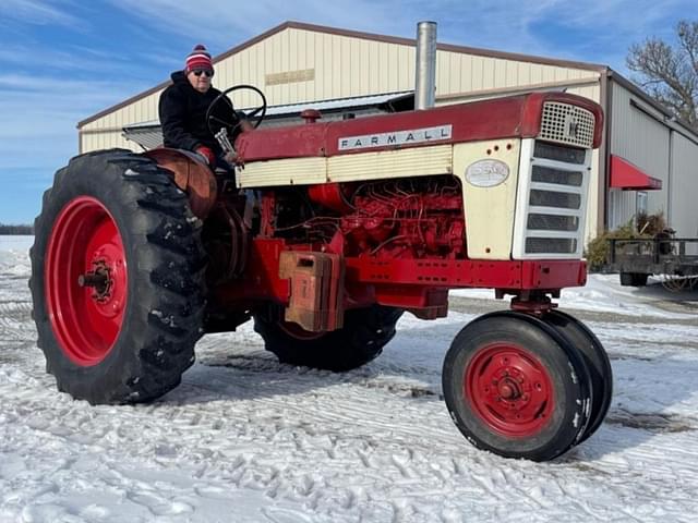 Image of Farmall 560  equipment image 2