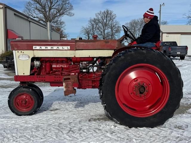 Image of Farmall 560  equipment image 3