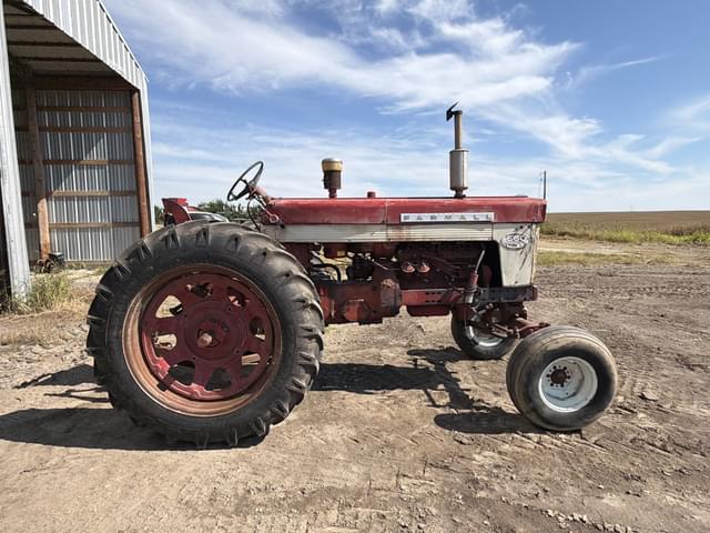 Image of Farmall 560  equipment image 3