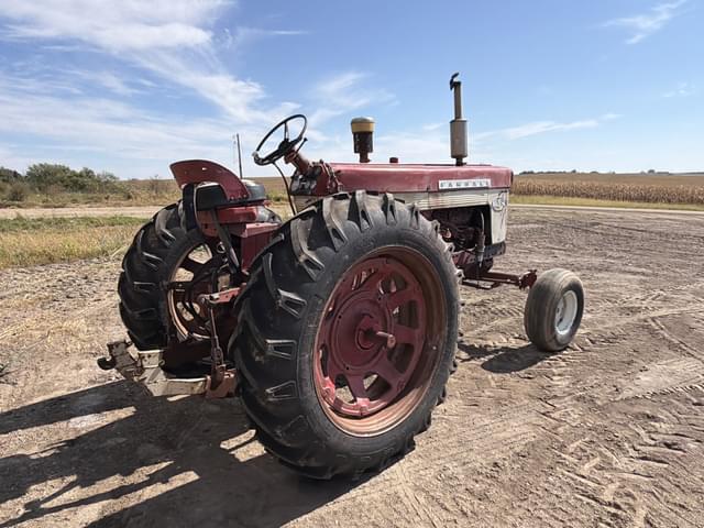Image of Farmall 560  equipment image 4